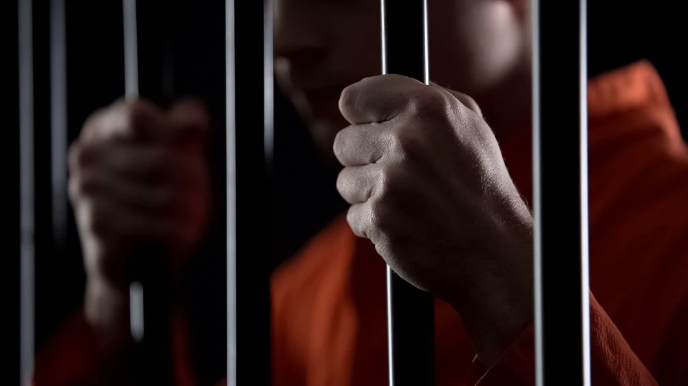 /></p>
<p>Las penas por asesinato en segundo grado incluyen entre 15 años y cadena perpetua. Si es declarado culpable de asesinato en segundo grado, y la víctima era un agente del orden público asesinado en cumplimiento de su deber, y el acusado sabía o debería haber sabido el papel de la víctima, la sentencia aumenta a 25 años o cadena perpetua.</p>
<p>Si un agente del orden público muere y se aplican ciertos factores agravantes, el acusado puede enfrentarse a cadena perpetua sin libertad condicional.</p>
<p>Estos factores incluyen:</p>
<ul>
<li>Intención de matar al oficial de paz</li>
<li>Intención de infligir lesiones corporales graves</li>
<li>El uso personal de un arma mortal o peligrosa o</li>
<li>Uso personal de un arma de fuego para cometer el delito</li>
</ul>
<p>Si el acusado es declarado culpable de asesinato en segundo grado y el asesinato implica disparar desde un vehículo con la intención de infligir graves lesiones corporales a alguien que se encuentre fuera del vehículo, la pena es de 20 años a cadena perpetua.</p>
<h2>Cómo impugno los cargos de asesinato en cada etapa</h2>
<p>Los procesos por asesinato se basan en conclusiones tempranas sobre la causa, la intención y la secuencia de los hechos. Una vez que esas conclusiones se afianzan, tienden a influir en todas las decisiones de imputación posteriores. Mi función es examinar cómo se llegaron a esas conclusiones y si resisten el escrutinio.</p>
<p>Mi enfoque de defensa como abogado de asesinatos en Riverside generalmente se centra en las siguientes áreas:</p>
<ul>
<li>Examinando la causalidad: Reviso los hallazgos médicos, las conclusiones de la autopsia y las opiniones de los expertos para determinar si la supuesta causa de muerte está respaldada por pruebas confiables o se basa en una suposición.</li>
<li>Reconstrucción de cronogramas: Muchos casos de homicidio dependen de plazos reducidos o selectivos. Analizo los registros de llamadas, los datos de ubicación y los relatos de los testigos para identificar brechas, superposiciones o contradicciones.</li>
<li>Clasificaciones de intenciones desafiantes: Los fiscales suelen elevar los cargos basándose en la intención inferida. Compruebo si los hechos respaldan las acusaciones de asesinato o apuntan a delitos menores o a una conducta legal.</li>
<li>Analizar las decisiones de investigación: Evalúo cómo las fuerzas del orden recopilaron las declaraciones, interpretaron las pruebas y descartaron explicaciones alternativas, particularmente durante las primeras etapas del caso.</li>
<li>Abordar las reclamaciones por uso de la fuerza: En los casos relacionados con la defensa propia o la defensa de otros, me concentro en el contexto, la proporcionalidad y la razonabilidad de la respuesta dadas las circunstancias.</li>
</ul>
<p>Abordo la defensa por asesinato aislando lo que se puede probar de lo que simplemente se ha supuesto. El objetivo no es explicar el caso, sino exponer los aspectos en los que la teoría de la fiscalía supera las pruebas.</p>
	</article>
	

<div id=